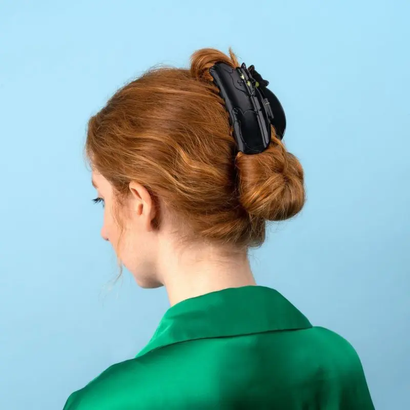 BLACK CAT HAIR CLAW