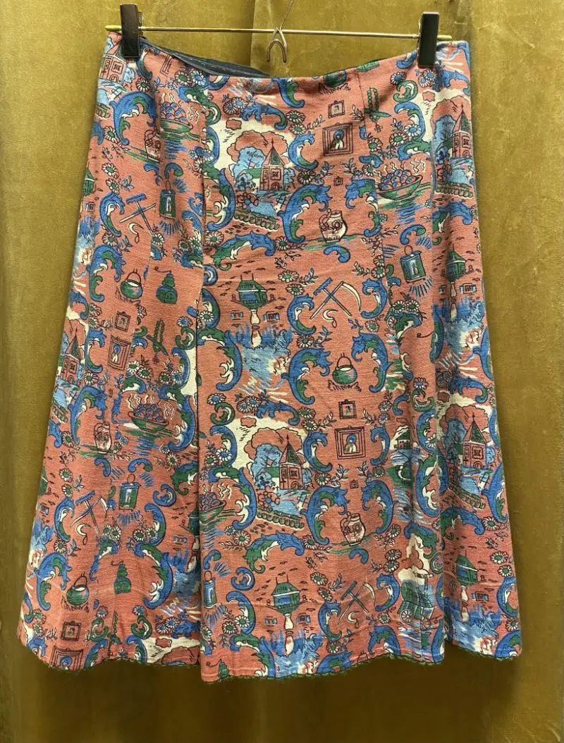 Vintage 70 talls gammelrosa skjørt med blått og grønt print. Str S