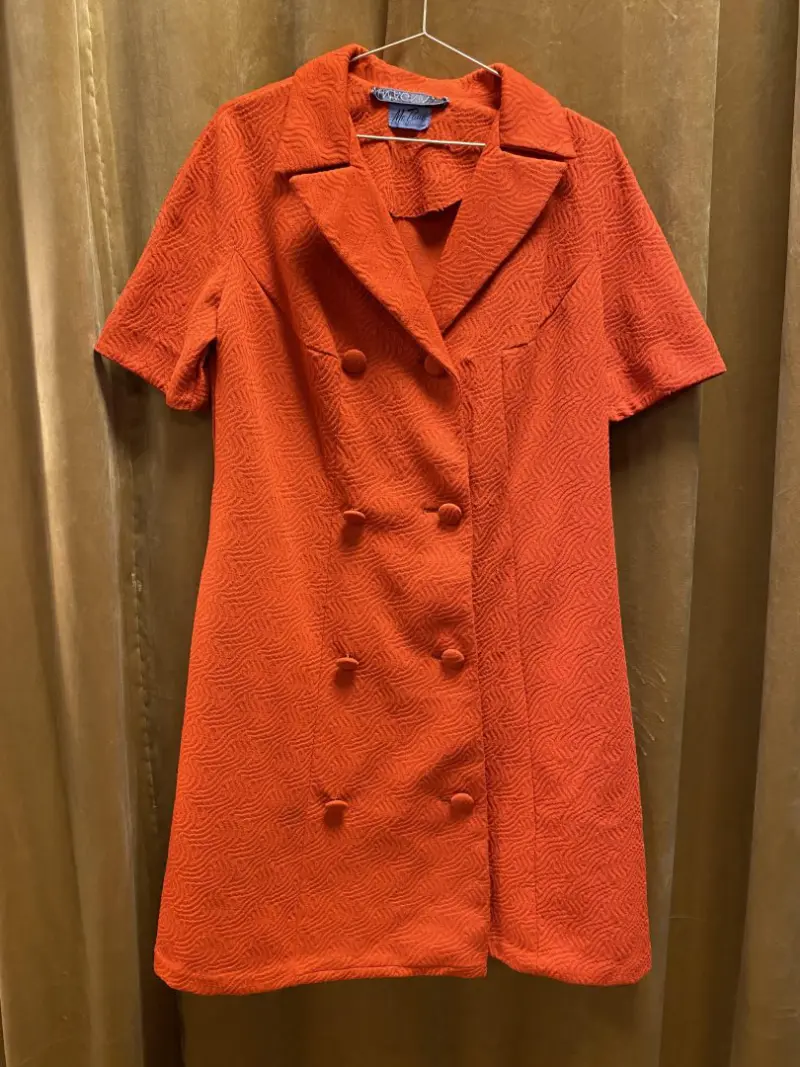 Vintage oransje rød 60 talls kjole med knapper. Ca str L