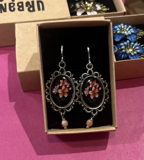 Urban Hippies Øredobber sort med røde blomster sp